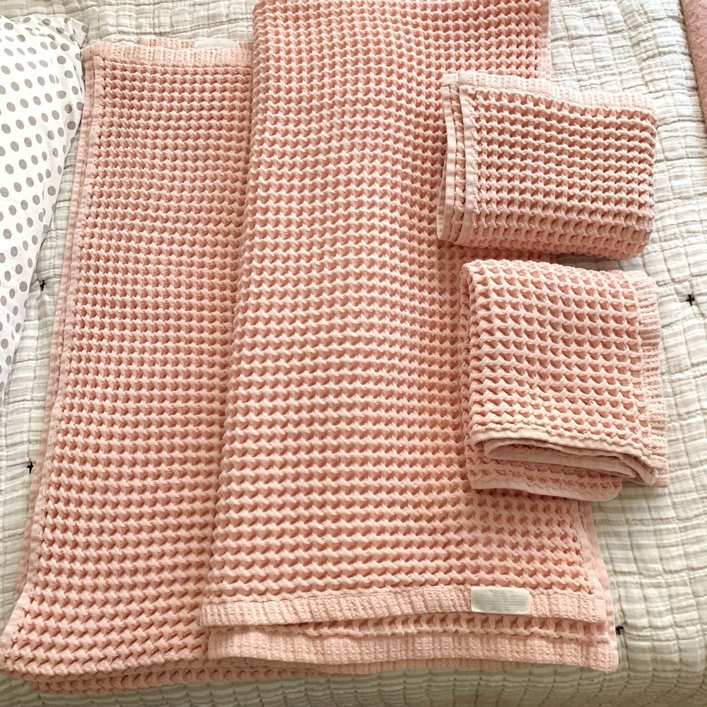 Lot 4 Casaluna Waffle 2 Bath Towels and 2 Hand Towels